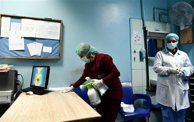 Dọn dẹp khử trùng tại một bệnh viện nhằm ngăn chặn lây lan dịch COVID-19 ở Damascus, Syria.