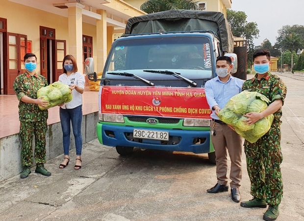Bắp cải được vận chuyển và trao tặng cán bộ, chiến sĩ Trung đoàn Pháo binh 58. ảnh: CTV
