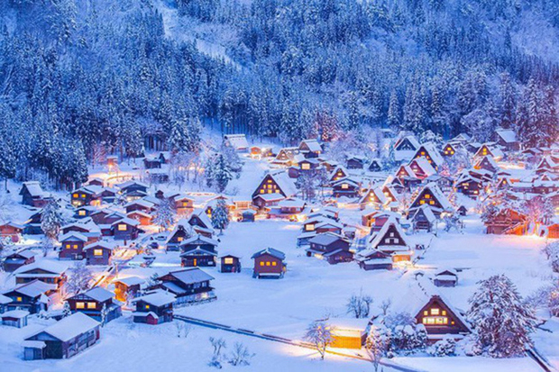 Thời điểm đẹp nhất của Shirakawa lại là mùa đông, khi tuyết rơi dày, phủ kín những con đường làng và tất nhiên kín cả những mái nhà cổ nơi đây.