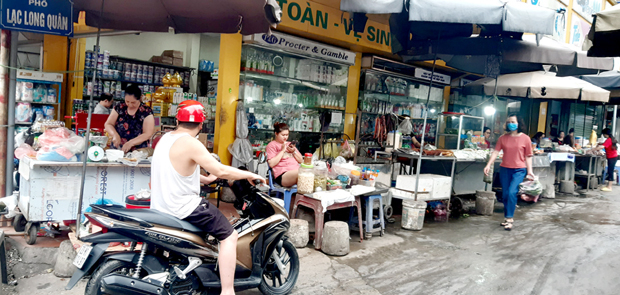 Đồ ăn chế biến sẵn được treo, bày không có tủ kính, không đảm bảo VSATTP ngay trước cổng chợ thành phố Hà Giang.