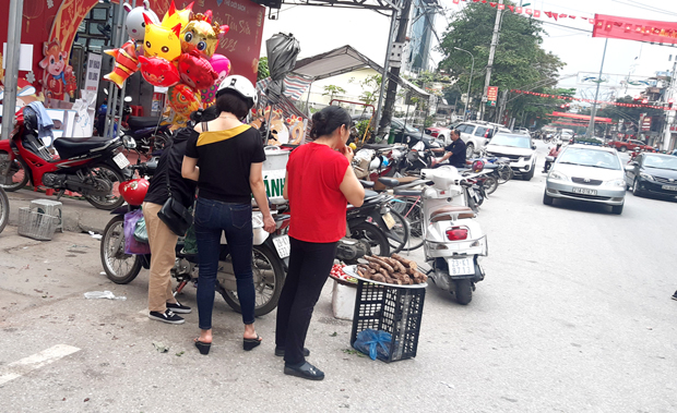 Đồ ăn vặt được bày bán ngay ngoài đường chính gần cổng chợ thành phố Hà Giang.