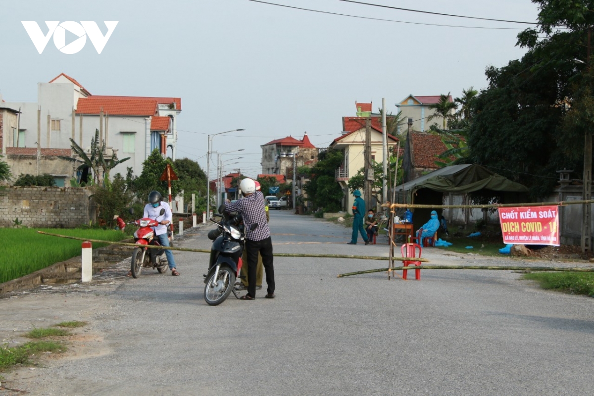 Thành lập chốt kiểm dịch COVID-19 ở thôn Quan Nhân. 