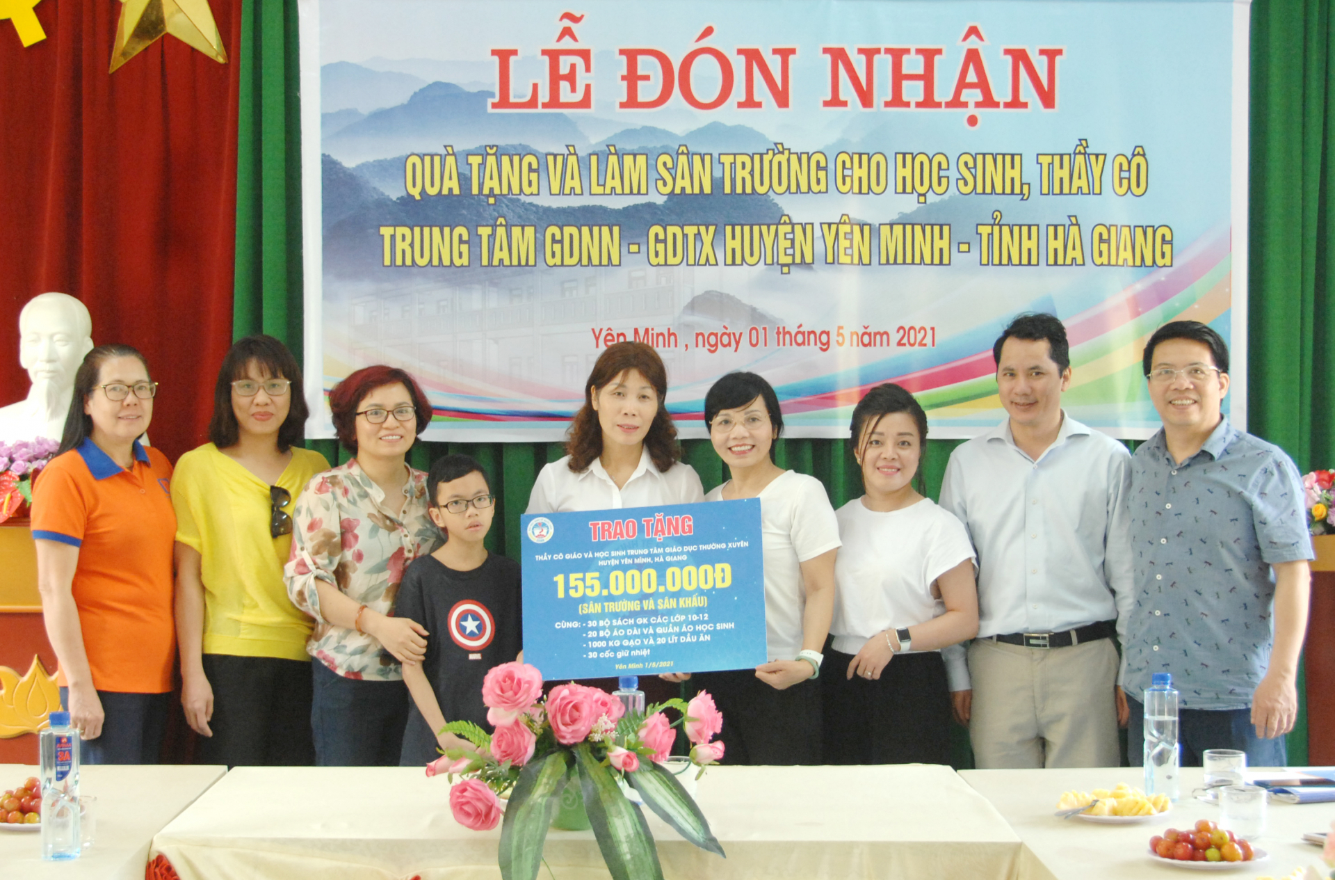 Đoàn công tác của trường Đại học Kinh tế quốc dân tặng tiền và quà cho Trung tâm GDNN - GDTX huyện Yên Minh.
