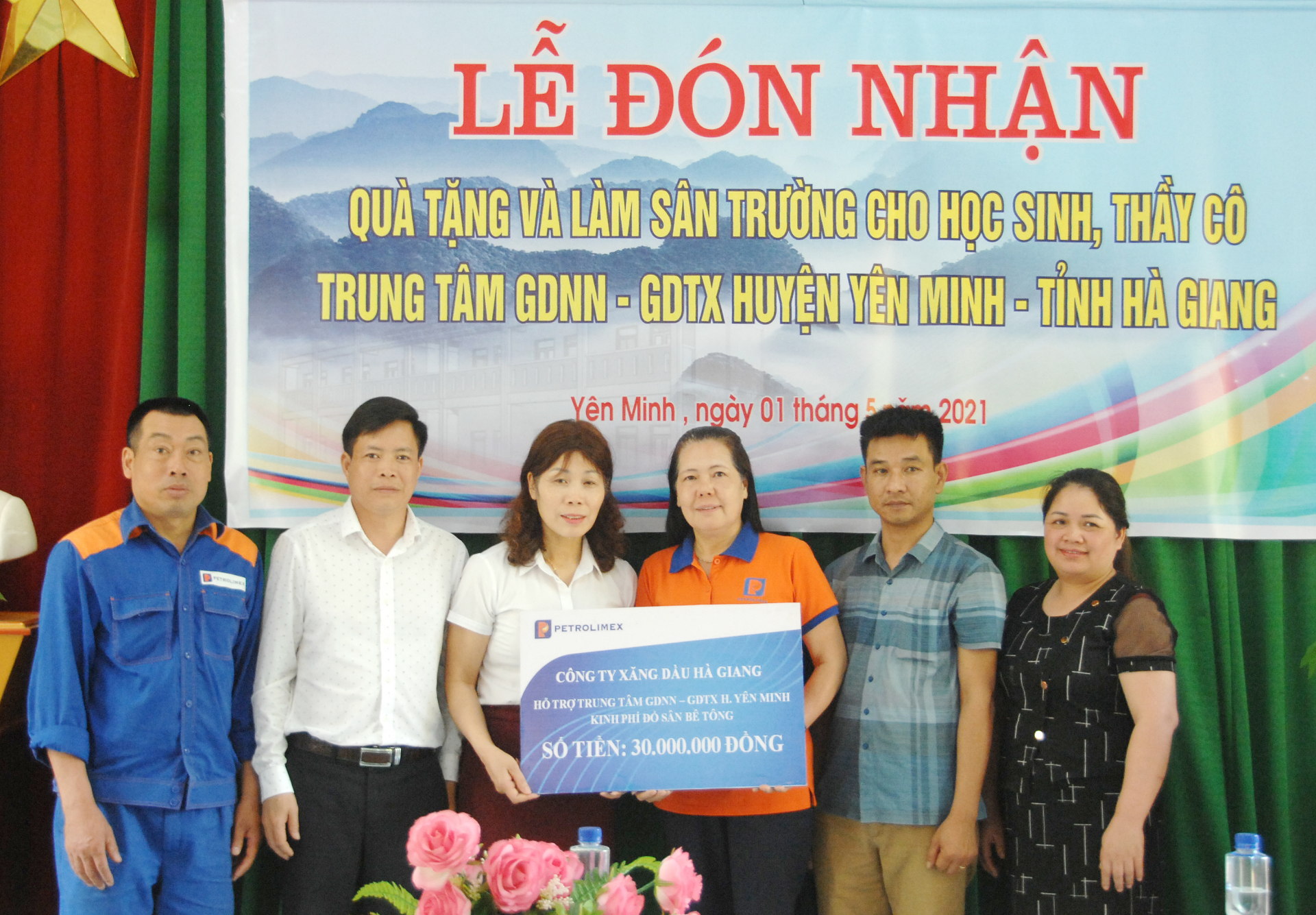 Công ty Xăng dầu Hà Giang hỗ trợ Trung tâm GDNN - GDTX huyện Yên Minh.