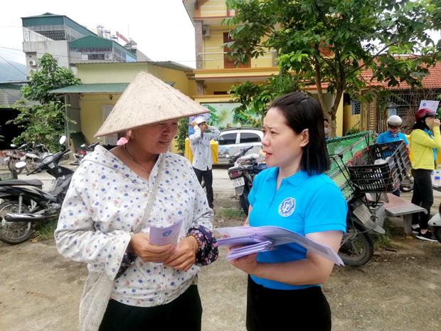 Cán bộ Bảo hiểm xã hội tỉnh tư vấn về lợi ích cho người dân khi tham gia BHXH tự nguyện.
