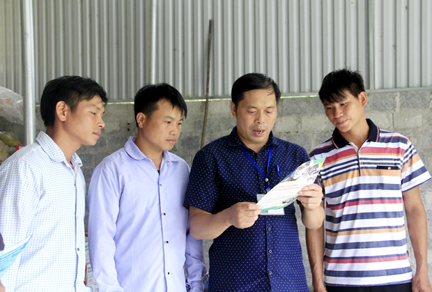 Cán bộ xã Xín Chải (Vị Xuyên) tuyên truyền nâng cao ý thức cho người dân phòng, chống dịch tả lợn châu Phi.