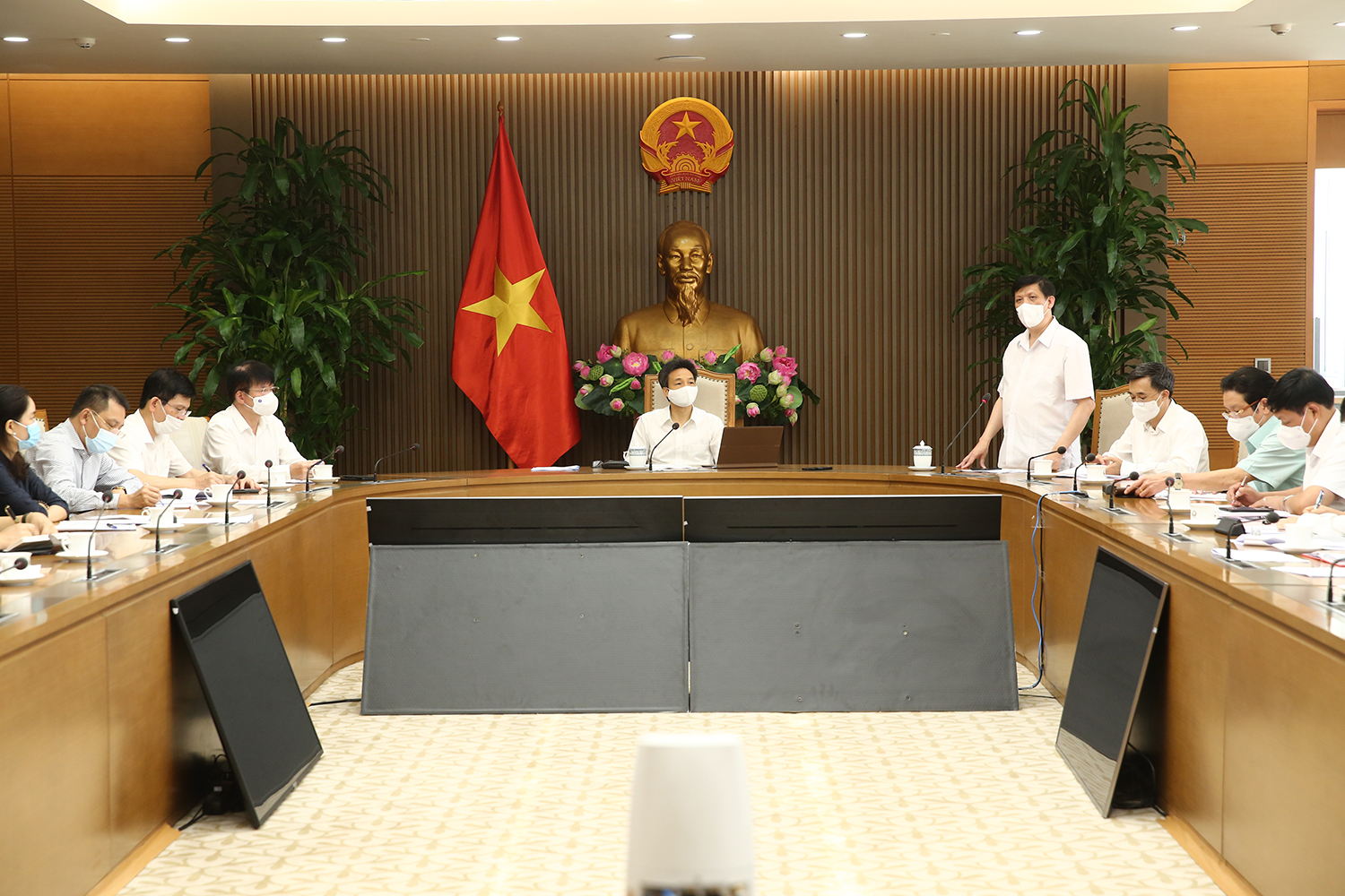 Bộ trưởng Bộ Y tế Nguyễn Thanh Long (đứng phát biểu) cho biết phải dự trù, lường trước các kịch bản xấu hơn có thể xảy ra là tình huống cả nước có tới 30.000 ca nhiễm.