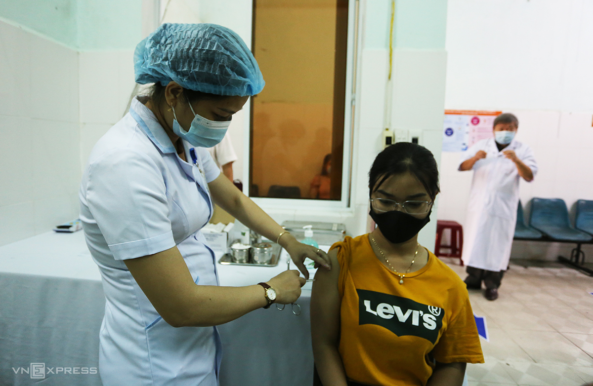 Một nhân viên y tế Quảng Nam được tiêm vaccine Covid-19.