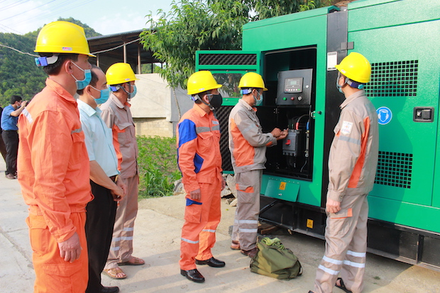 Lãnh đạo Công ty Điện lực Hà Giang kiểm tra các hệ thống, thiết bị cung cấp điện, đảm bảo cho ngày bầu cử
