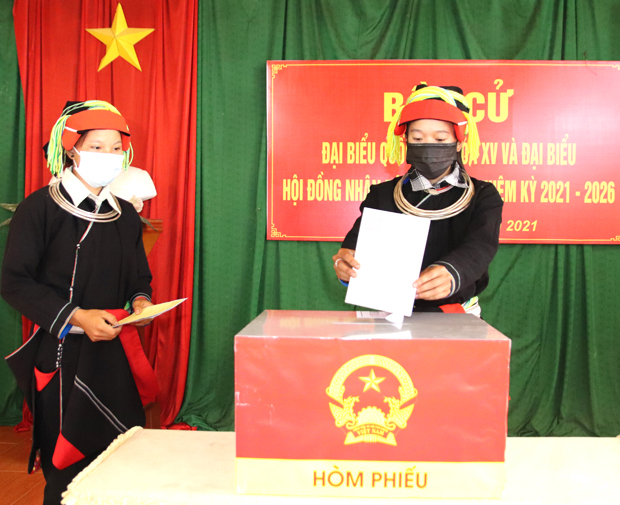 Cử tri xã xã Phương Độ (thành phố Hà Giang) tham gia bỏ phiếu bầu ĐBQH khóa XV và đại biểu HĐND các cấp.