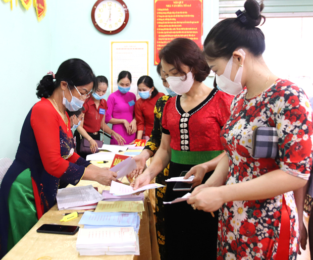 Tỉnh ta đã hoàn thành mục tiêu kép vừa đảm bảo phòng, chống dịch bệnh Covid-19, vừa đảm bảo cuộc bầu cử thực sự là ngày hội toàn dân. (Trong ảnh: Cử tri nhận phiếu bầu cử tại khu vực bỏ phiếu số 2, phường Nguyễn Trãi, thành phố Hà Giang)