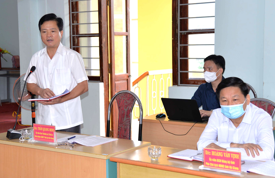 Chủ nhiệm UBKT Tỉnh ủy Trần Quang Minh thảo luận tại buổi làm việc.
