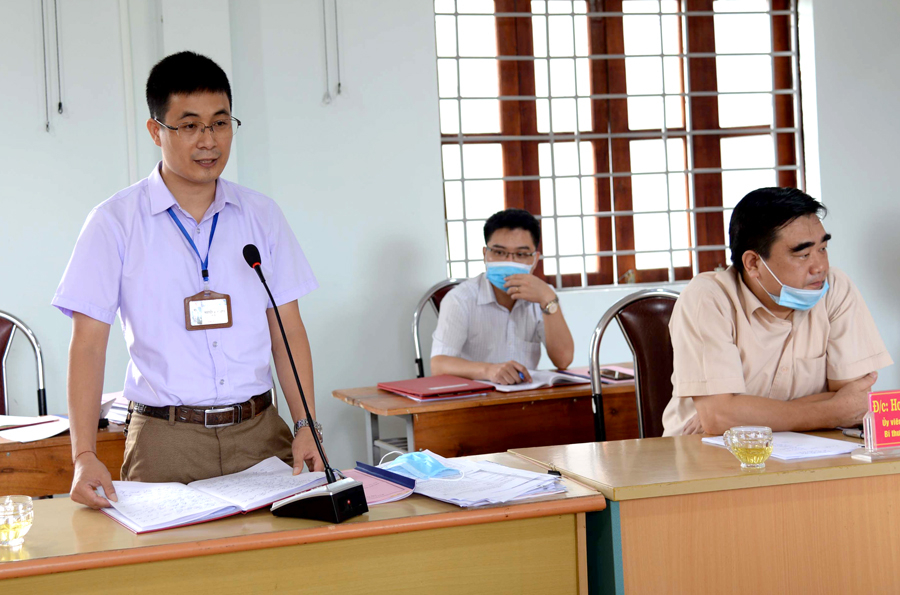 Bí thư Đảng ủy thị trấn Tam Sơn Nguyễn Văn Chinh báo cáo tại buổi làm việc.