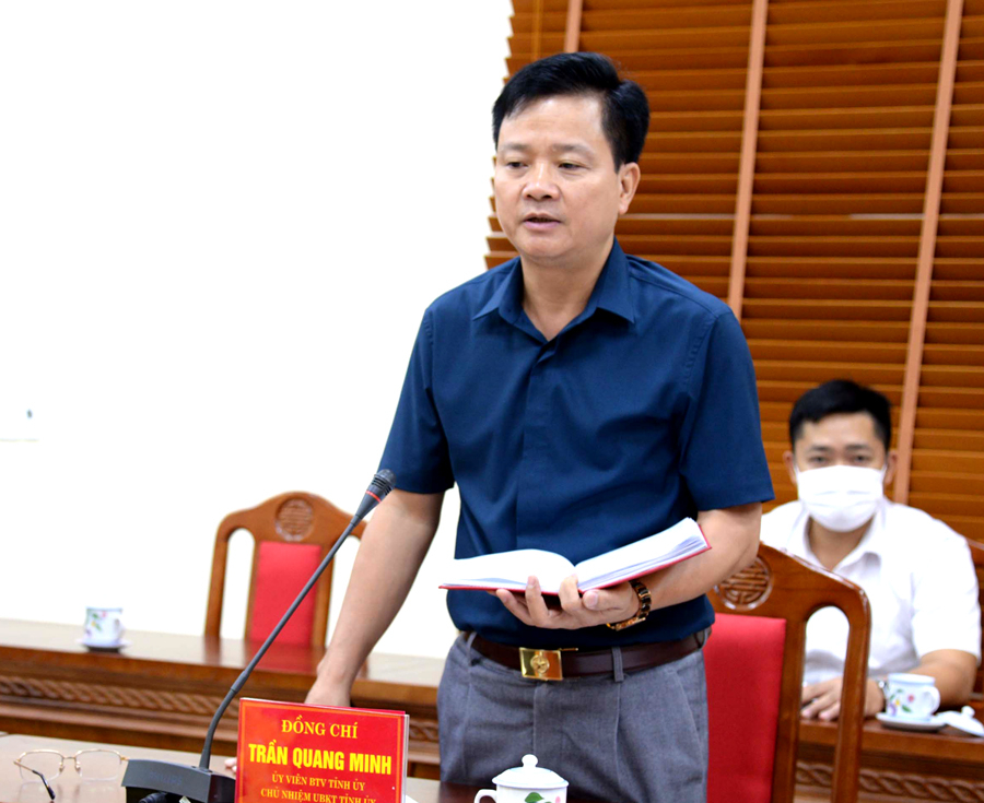 Chủ nhiệm UBKT Tỉnh ủy Trần Quang Minh phát biểu góp ý với BTV Huyện ủy Vị Xuyên.