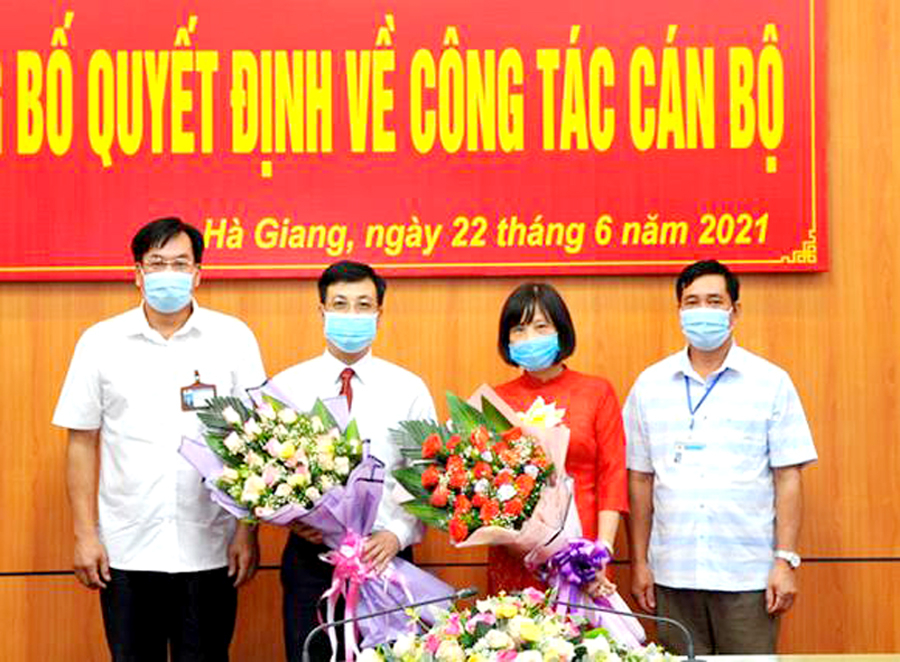 Lễ công bố Quyết định về công tác tổ chức cán bộ - điều động, bổ nhiệm các chức danh Chánh Văn phòng UBND tỉnh và Giám đốc Sở Tư pháp.