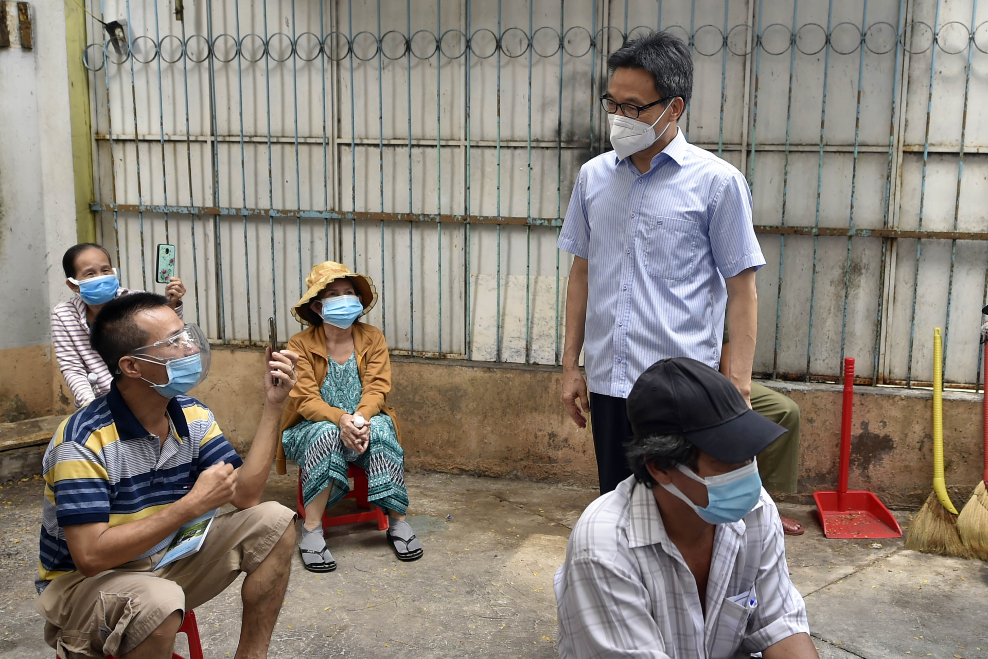 Phó Thủ tướng trò chuyện với người dân tại điểm tiêm vaccine phòng COVID-19 ở Trường Tiểu học Bạch Đằng (Quận 4). 