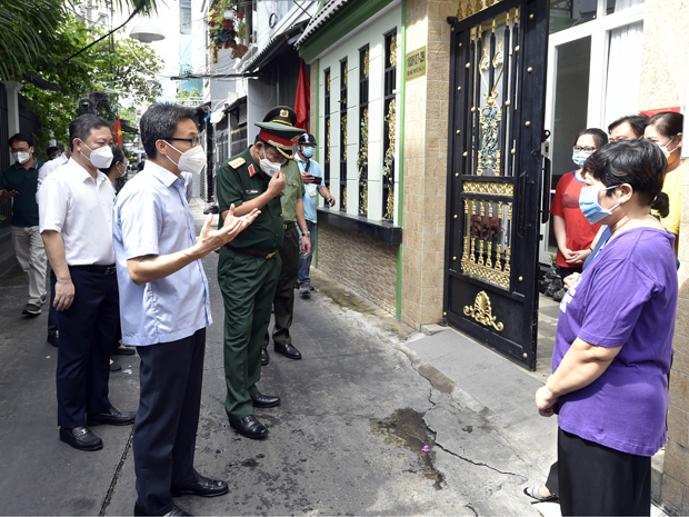 Phó Thủ tướng trò chuyện với gia đình anh Nguyễn Khắc Hiếu có người nhiễm COVID-19 đang điều trị tại nhà ở hẻm 76, đường Tôn Thất Thuyết, Quận 4.