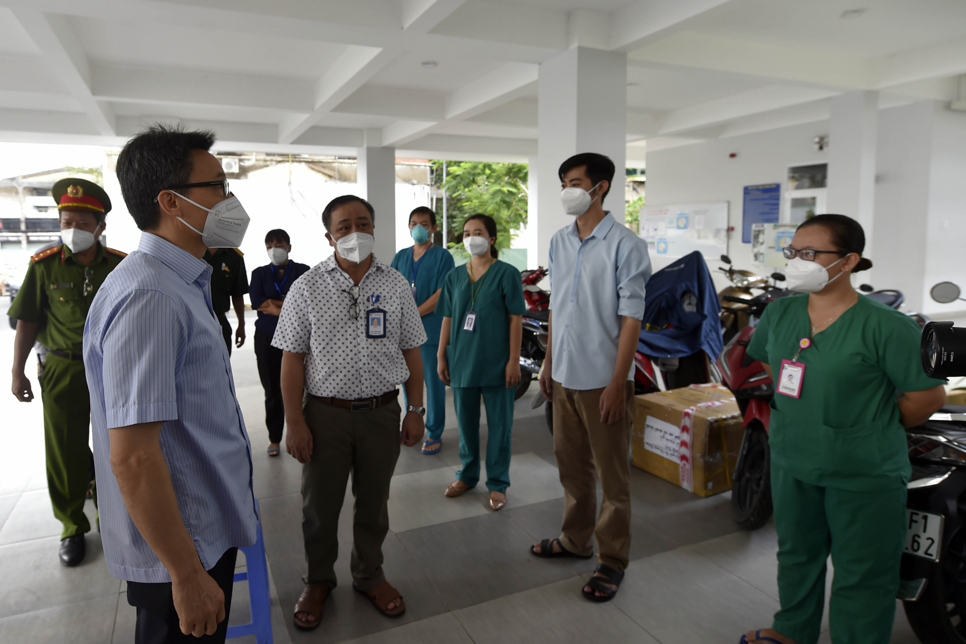 Phó Thủ tướng thăm một cơ sở tiếp nhận F0 không triệu chứng trên địa bàn Quận 4. 