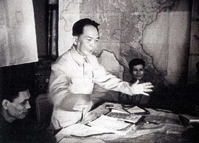 17h30 phút ngày 13/3/1954, Đại tướng, Tổng Tư lệnh Võ Nguyên Giáp ra lệnh nổ súng tấn công Tập đoàn cứ điểm Điện Biên Phủ. Ảnh: Tư liệu TTXVN. 