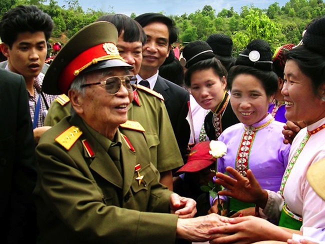 Đại tướng Võ Nguyên Giáp thăm lại Mường Phăng (huyện Điện Biên, tỉnh Điện Biên) tháng 4/2004.