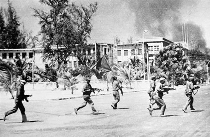 Các lực lượng vũ trang cách mạng Campuchia cùng Quân tình nguyện Việt Nam tiến vào giải phóng Phnôm Pênh trưa 7.1.1979. Ảnh: TTXVN.