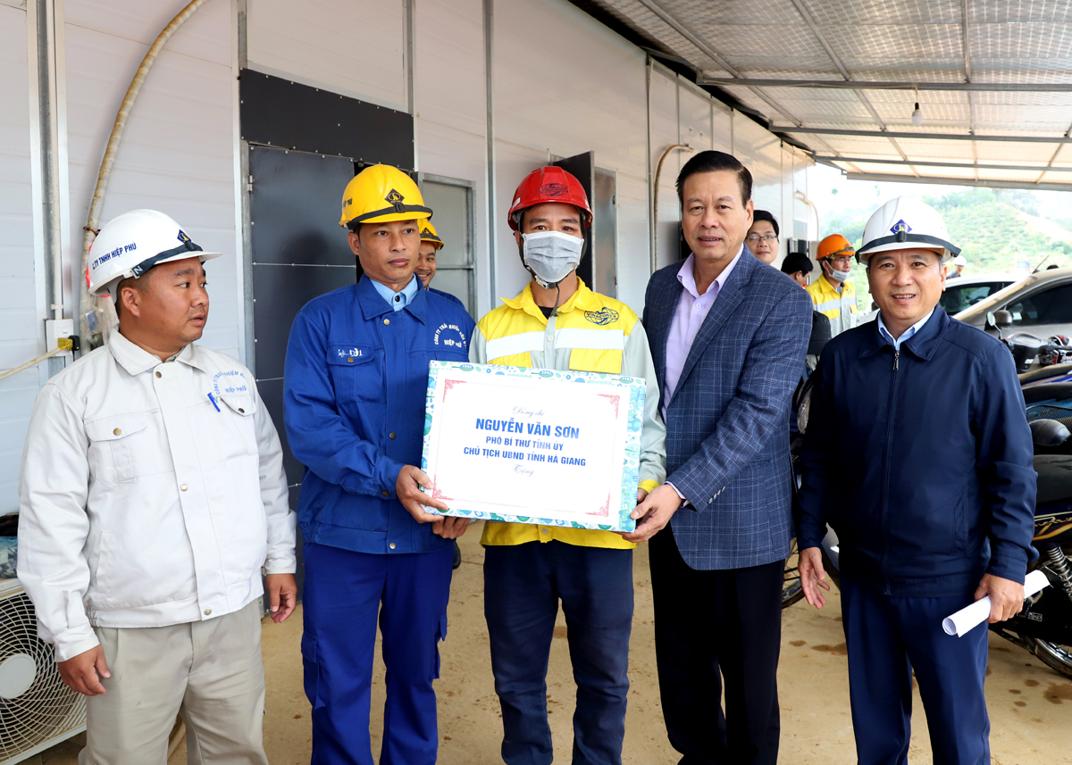 Chủ tịch UBND tỉnh Nguyễn Văn Sơn tặng quà đơn vị thi công.