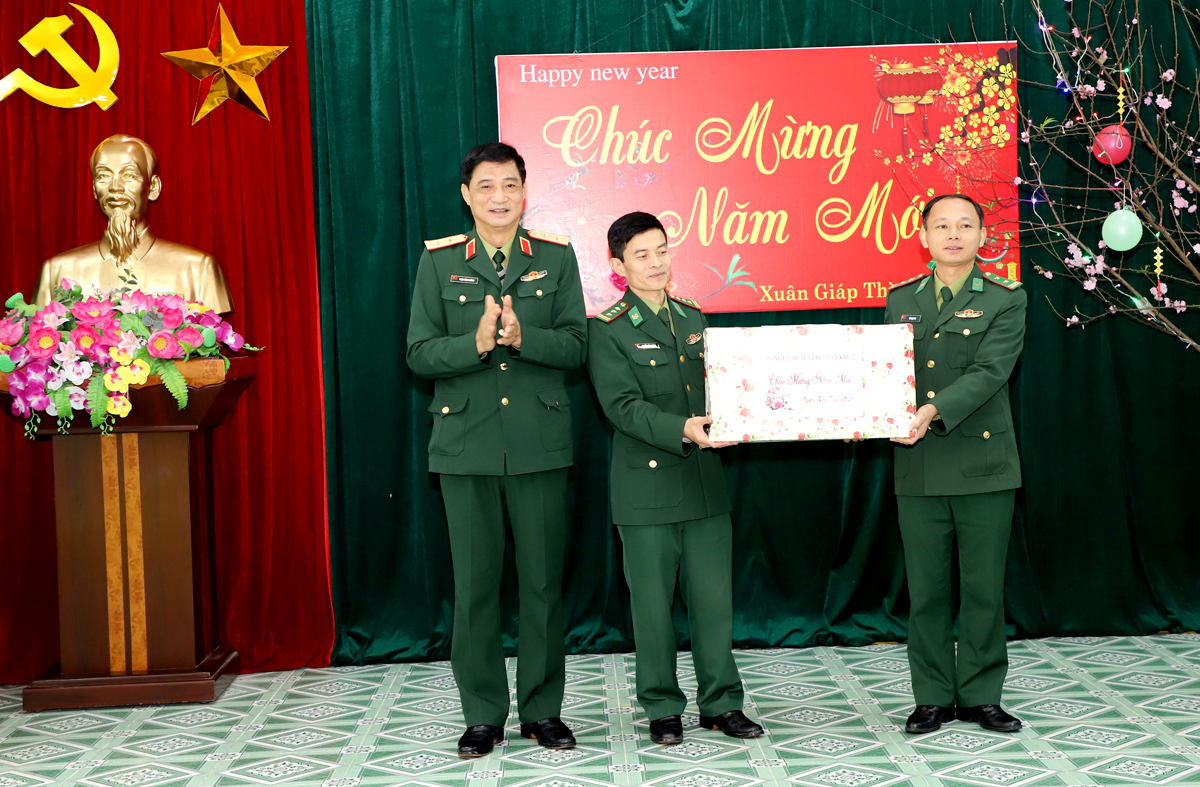 Lãnh đạo Quân khu II tặng quà Đồn Biên phòng cửa khẩu Quốc tế Thanh Thủy.