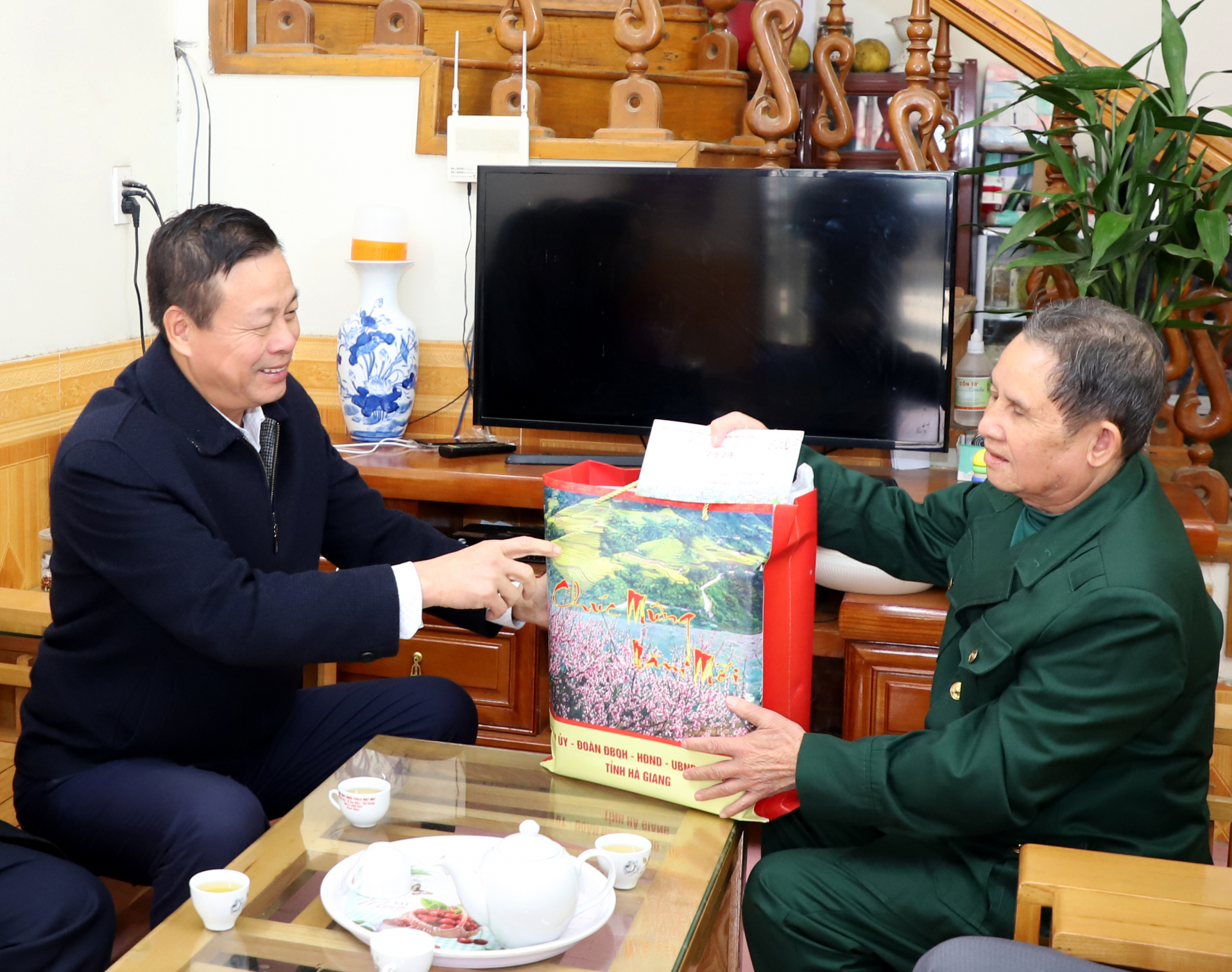 Chủ tịch UBND tỉnh Nguyễn Văn Sơn thăm, tặng quà ông Sin Kháy Chà, thương binh tại tổ 3, thị trấn Cốc Pài.