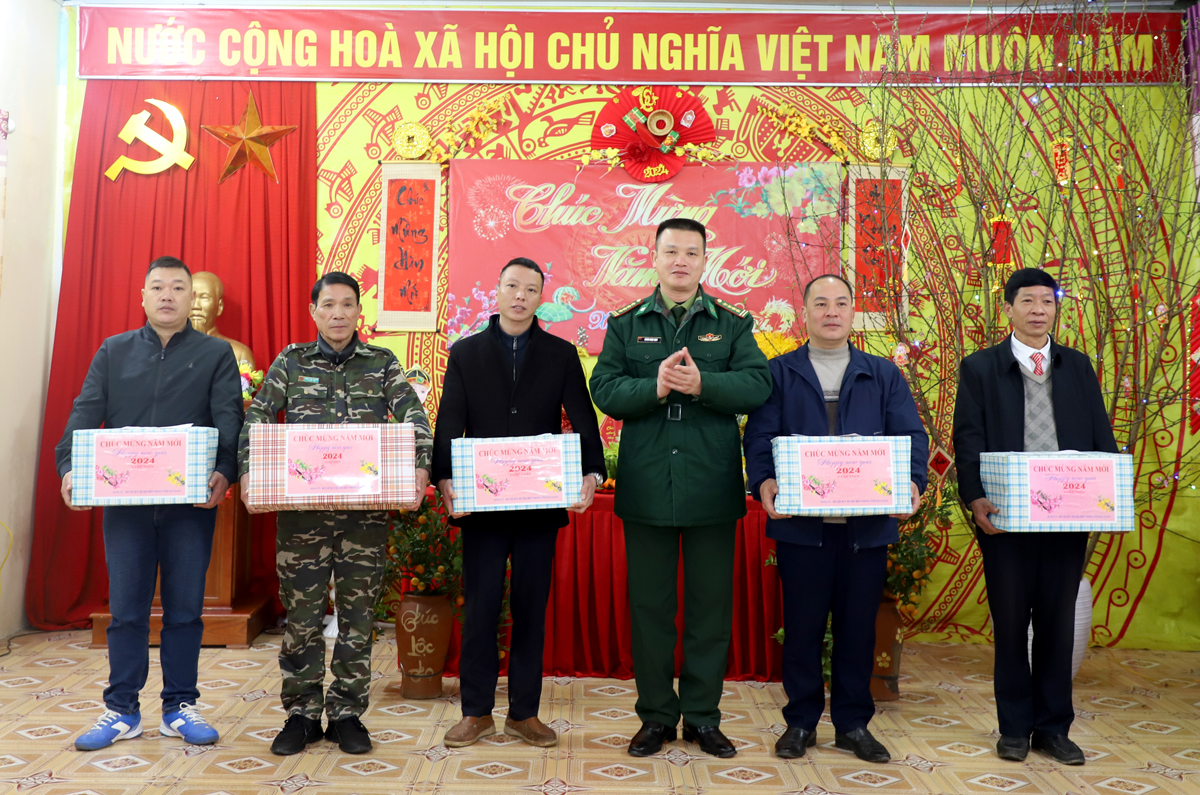 Đại tá Hoàng Ngọc Định, Chỉ huy trưởng Bộ Chỉ huy BĐBP tỉnh tặng quà các xã biên giới huyện Xín Mần.
