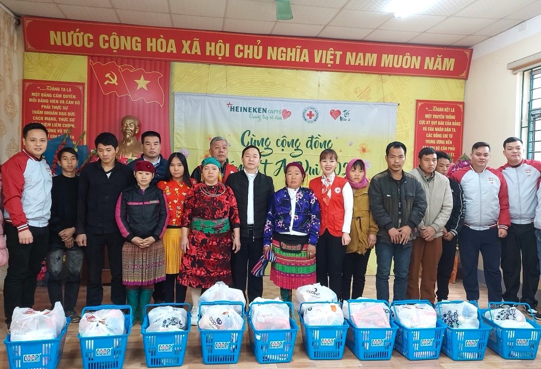 200 hộ dân xã Du Già (Yên Minh) được nhận phiếu mua hàng miễn phí. Ảnh: CTV