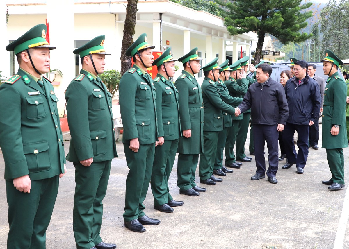 Quyền Bí thư Tỉnh ủy Nguyễn Mạnh Dũng thăm Đồn Biên phòng Sơn Vĩ