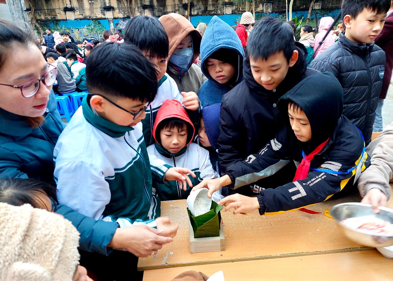 Học sinh Trường THCS thị trấn Yên Minh (Yên Minh) hào hứng với trải nghiệm gói bánh chưng ngày Tết