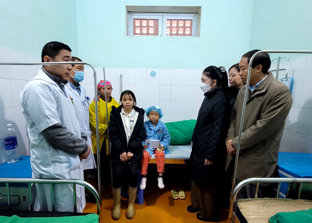Lãnh đạo huyện Xín Mần thăm hỏi, động viên và trao tiền hỗ trợ cho cháu G.T.D đang điều trị tại Bệnh viện Đa khoa huyện.