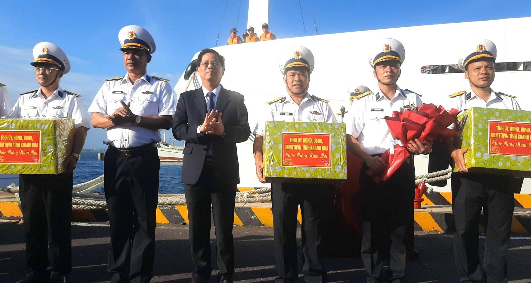 Chủ tịch UBND tỉnh Khánh Hoà và Bộ Tư lệnh Vùng 4 tặng quà cho các lực lượng tham gia đoàn công tác