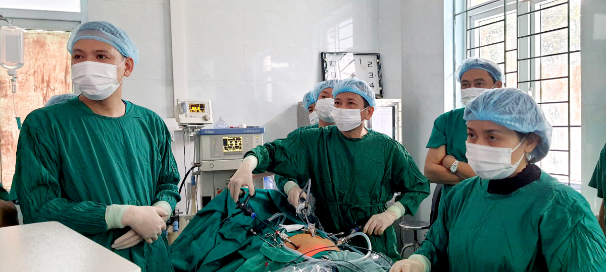 Phó Chủ tịch UBND tỉnh Trần Đức Quý cùng các y, bác sỹ thực hiện ca phẫu thuật nội soi.