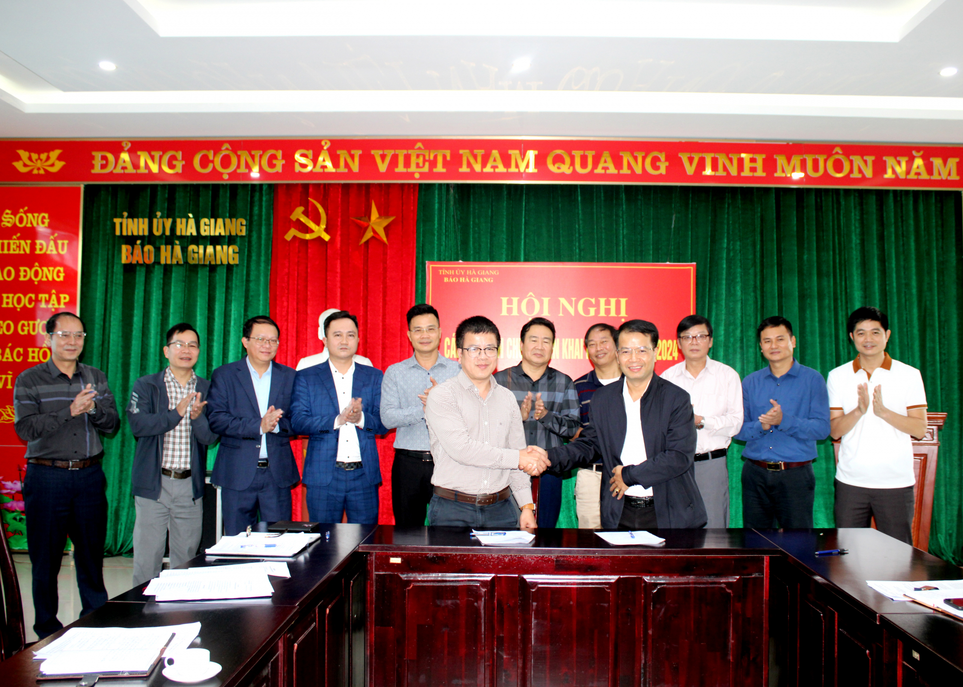 Các phòng chuyên môn ký kết Chương trình thi đua năm 2024 với Tổng Biên tập và Chủ tịch Công đoàn Báo Hà Giang