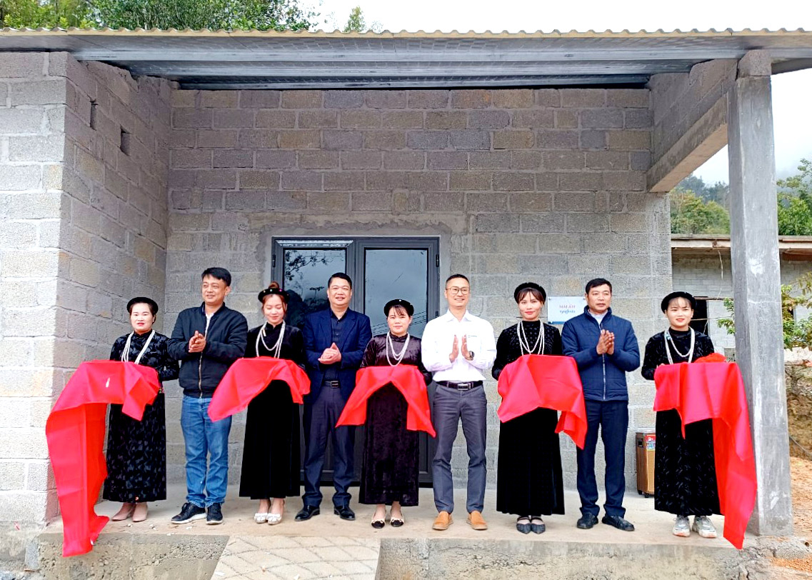 Đơn vị tài trợ trao nhà ở cho gia đình ông Nguyễn Văn Cương.