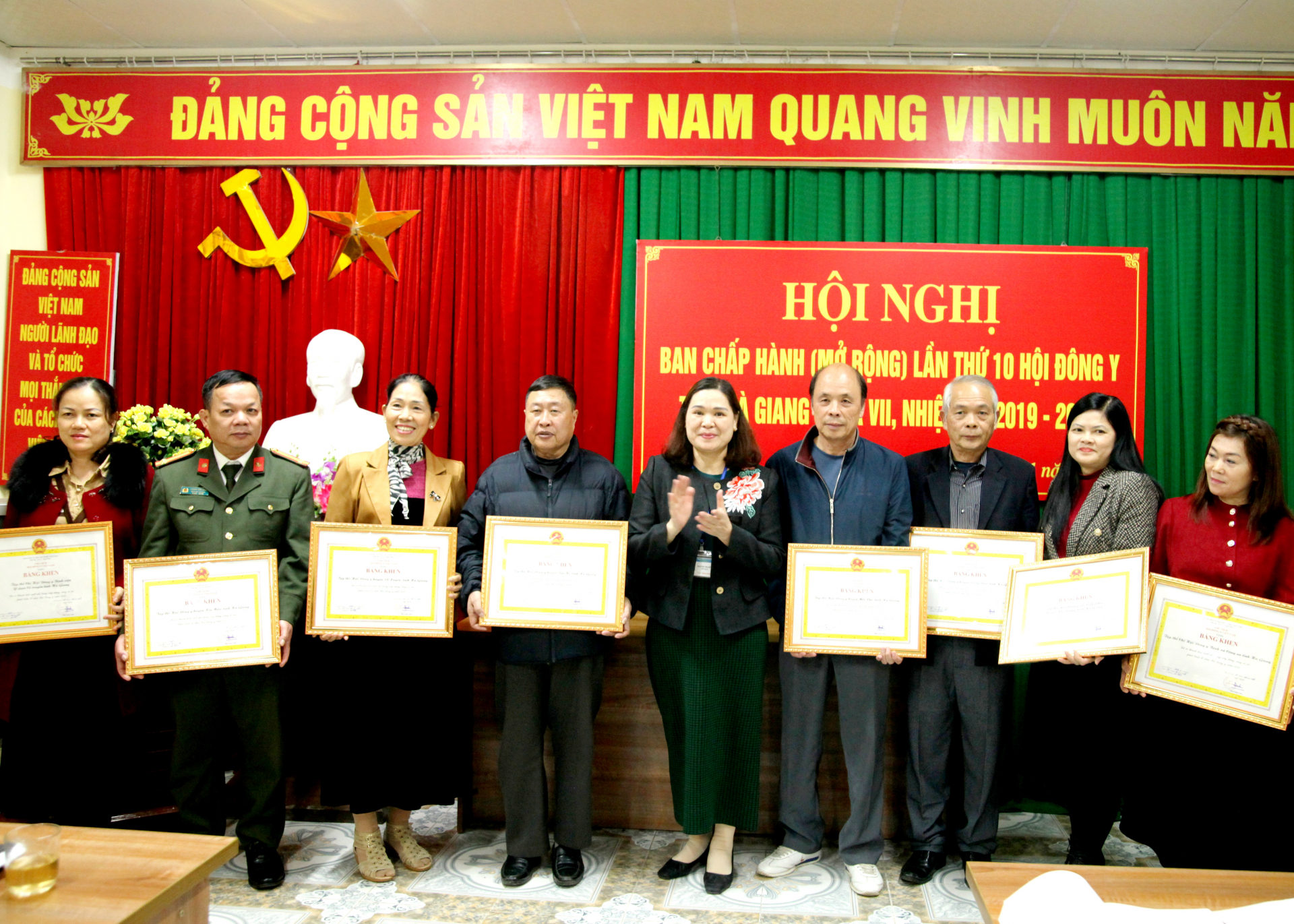 Các tập thể nhận Bằng khen của Hội Đông y Việt Nam.