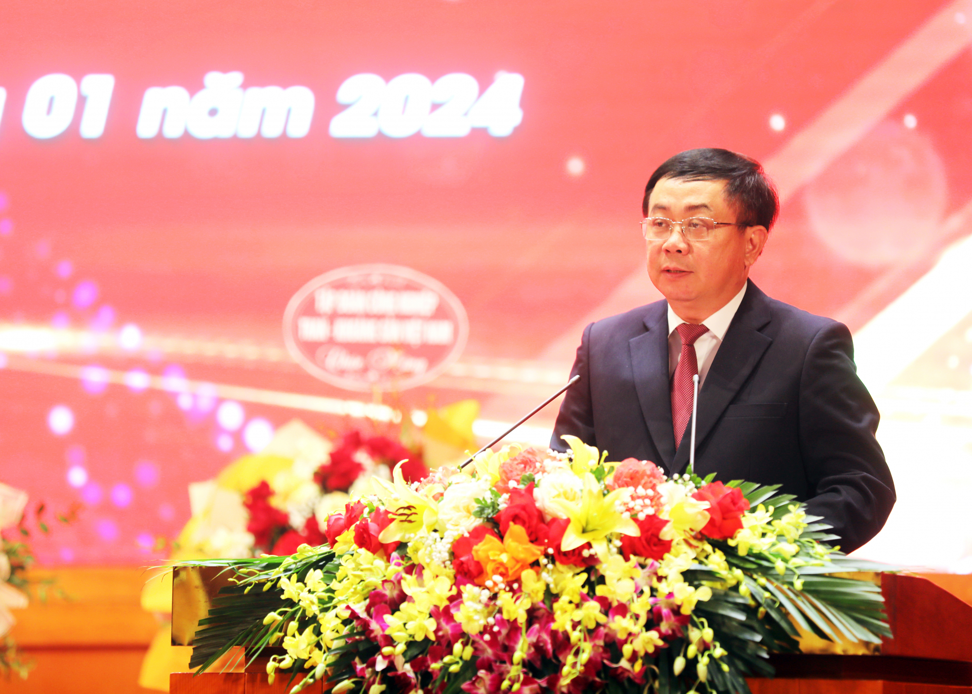 Nhà báo Mai Vũ Tuấn, Tỉnh ủy viên, Giám đốc, Tổng Biên tập Trung tâm Truyền thông tỉnh Quảng Ninh đọc diễn văn kỷ niệm.