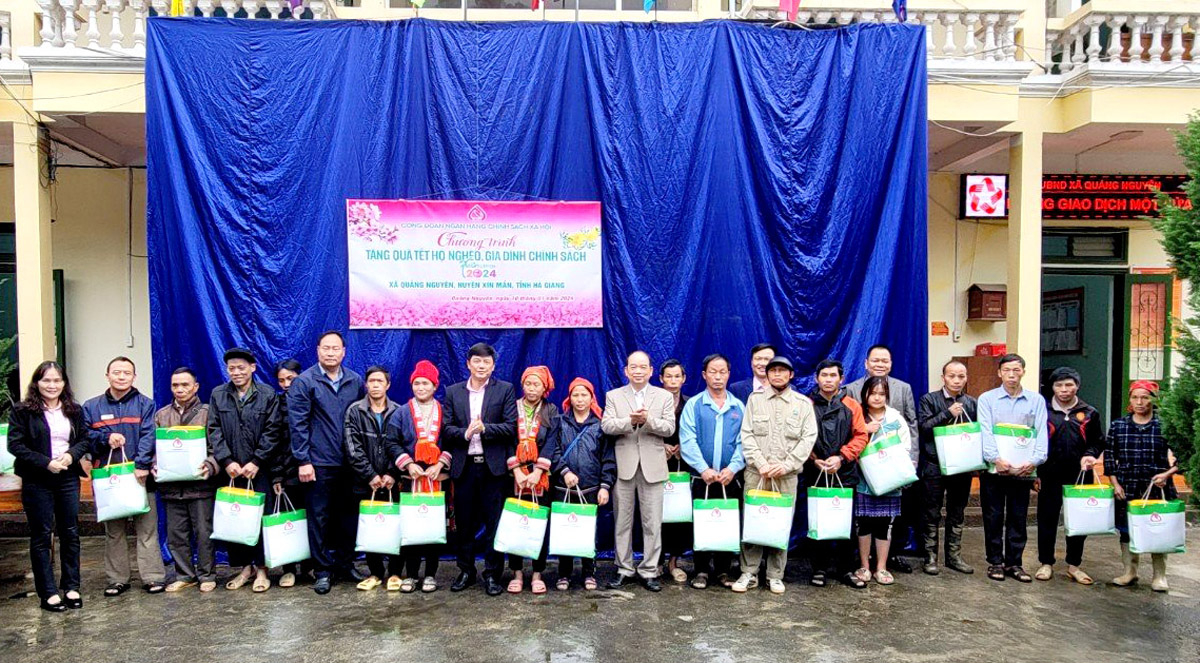 Lãnh đạo NHCSXH tỉnh, lãnh đạo UBND huyện Xín Mần và xã Quảng Nguyên tặng quà hộ nghèo, hộ chính sách trên địa bàn xã.