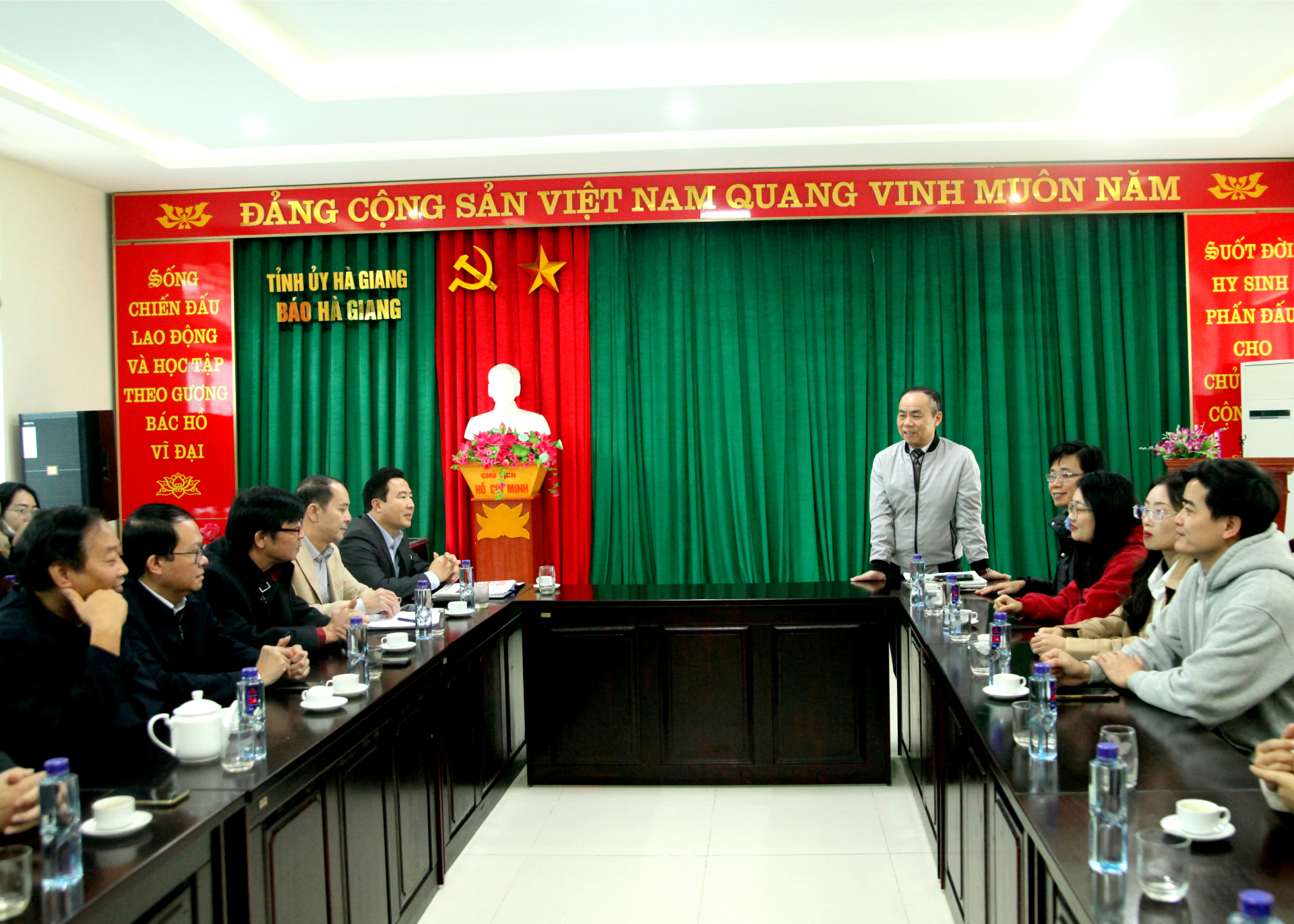 Toàn cảnh buổi làm việc.