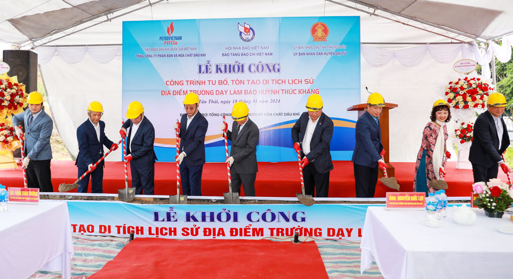 Các đại biểu thực hiện nghi thức động thổ khởi công công trình tu bổ, tôn tạo Di tích lịch sử Quốc gia Địa điểm Trường dạy làm báo Huỳnh Thúc Kháng.