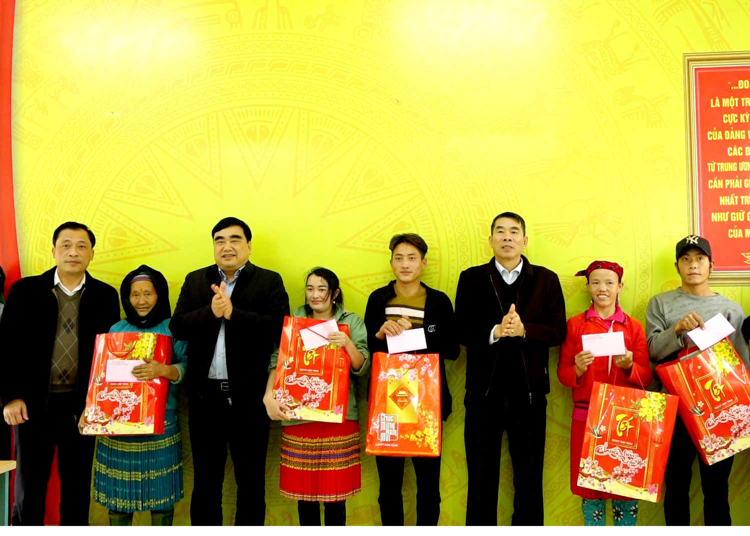 Trưởng Ban Nội chính Tỉnh ủy Hoàng Đình Phới và lãnh đạo huyện Yên Minh trao quà cho các hộ nghèo xã Thắng Mố.