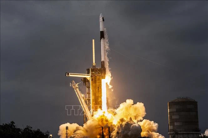 Tên lửa đẩy Falcon 9 của SpaceX mang theo tàu vũ trụ Dragon chở phi hành đoàn tham gia sứ mệnh Axiom Mission 3 rời bệ phóng tại Trung tâm Vũ trụ Kennedy ở Cape Canaveral, Florida, Mỹ, ngày 18/1/2024. 