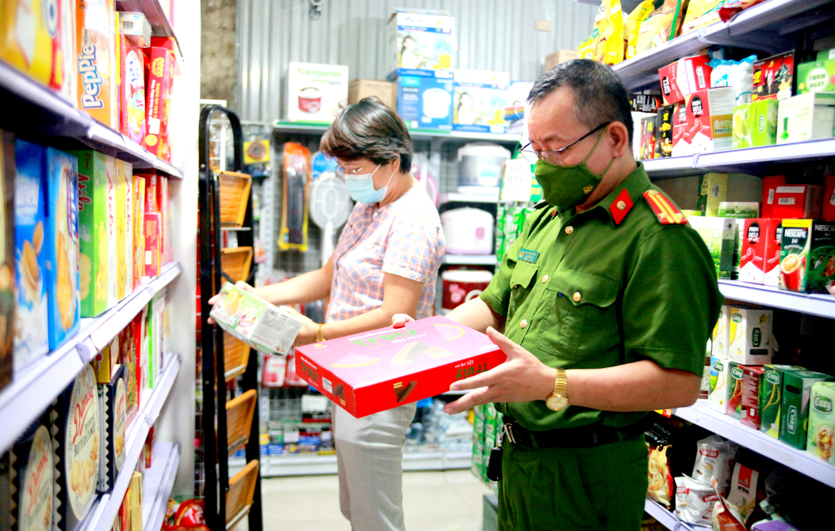 Lực lượng chức năng kiểm tra hàng hóa tại siêu thị HT, phường Quang Trung, thành phố Hà Giang.