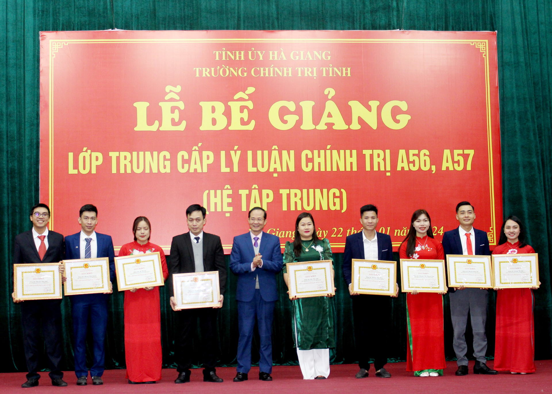 Lãnh đạo Trường Chính trị tỉnh tặng Giấy khen cho các học viên đạt thành tích xuất sắc trong khoá học.