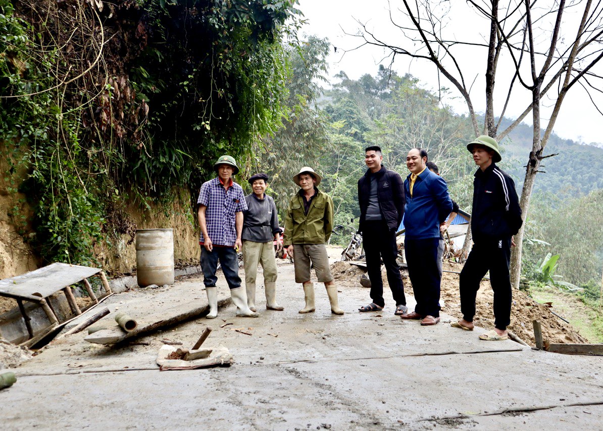 Người dân thôn Nậm Mon phấn khởi chia sẻ niềm vui với chính quyền địa phương