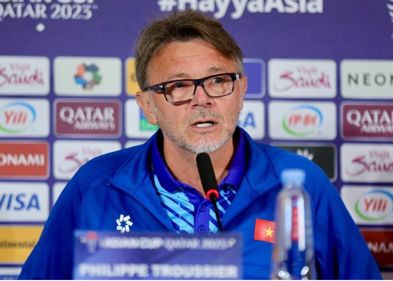 HLV Philippe Troussier muốn các cầu thủ thi đấu vì màu cờ sắc áo.