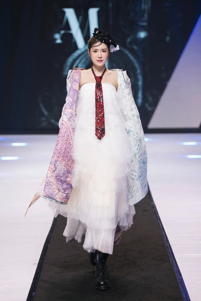 Hoa hậu Hoàn vũ Hàn Quốc 2023 mặc trang phục của nhà thiết kế Indonesia 