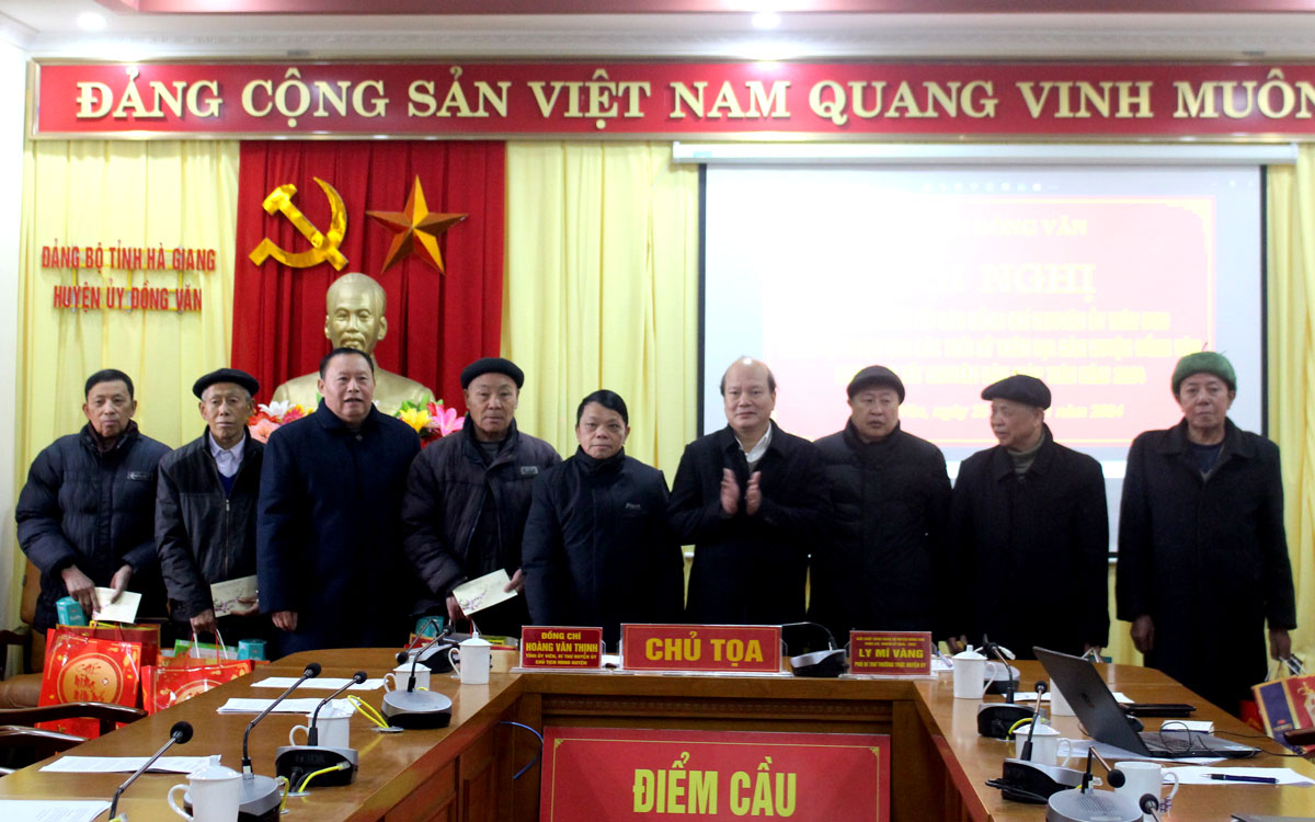 Lãnh đạo huyện Đồng Văn tặng quà chúc Tết các đồng chí nguyên lãnh đạo huyện
